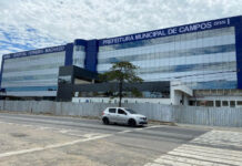 Idoso fica ferido após carro capotar e cair em valão em São João da Barra Foto: Isabella Corrêa / Divulgação