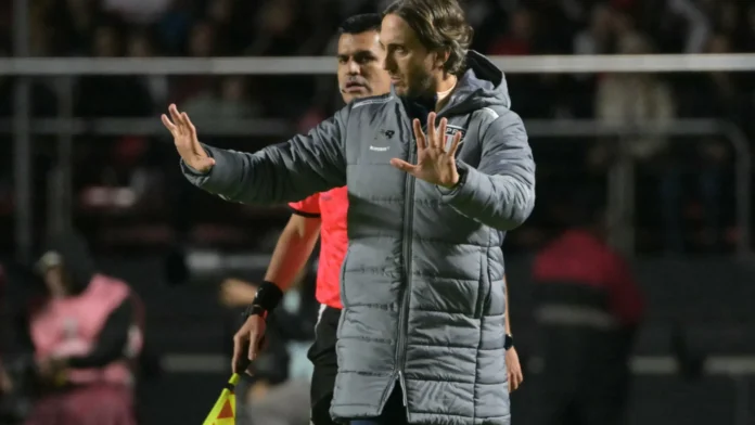 Zubeldía perde apoio, mas só tragédia derruba técnico na quarta