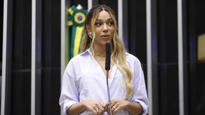 Governo Trump altera gênero de Erika Hilton em visto para os EUA