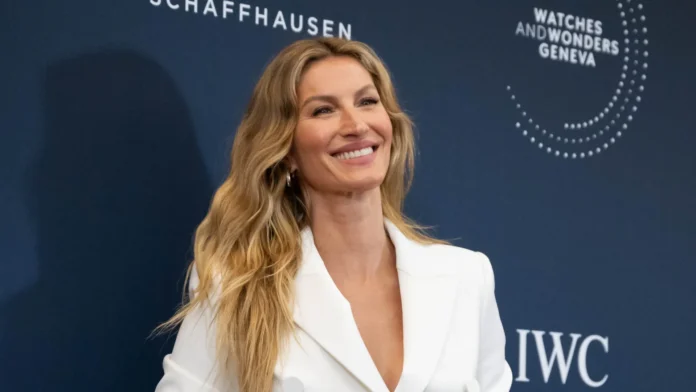 Gisele Bündchen 'exibe' curvas um mês após dar à luz