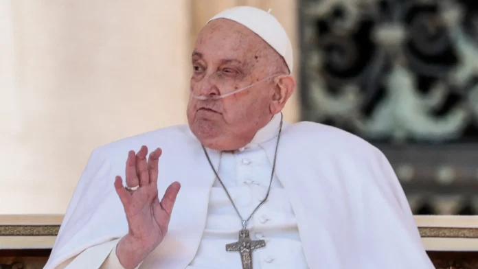 Papa Francisco aparece no Domingo de Páscoa para dar a bênção aos fiéis