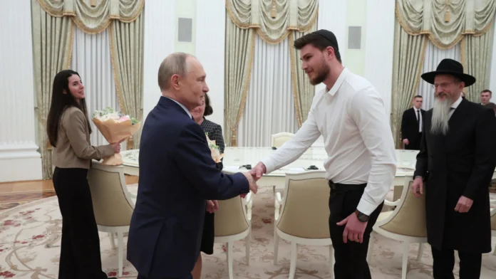 Putin recebe família russa feita refém pelo Hamas durante ataque a Israel