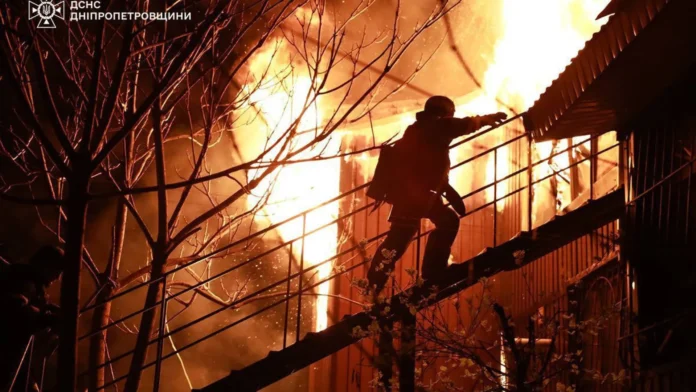 Bombardeios russos matam três e ferem ao menos 28 em Dnipró, na Ucrânia