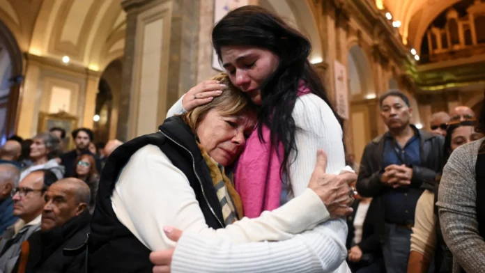 Entre lágrimas e orações, milhões de fiéis choram morte do Papa; veja