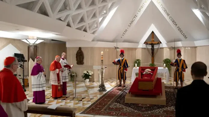 Vaticano divulga primeiras imagens do Papa no caixão; veja