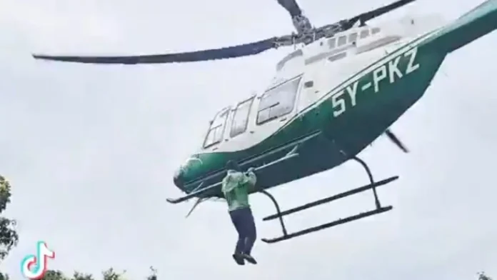 Homem é preso por agarrar helicóptero para 'pegar carona' no Quênia