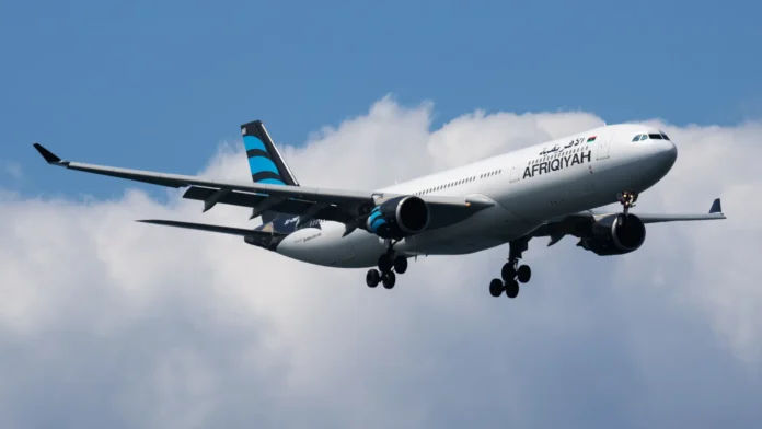 Avião sai da pista em manobra e fica preso em aeroporto da Líbia; veja