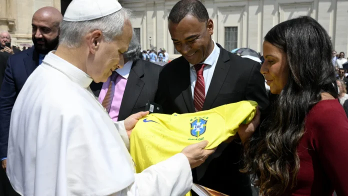 Cafu entrega camisa da Seleção ao papa Leão 14 em encontro no Vaticano