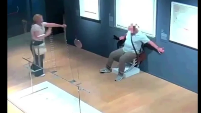 Homem destrói obra com cristais ao posar para foto em museu; veja