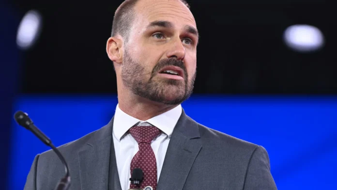 PL vai indicar Eduardo Bolsonaro como líder da minoria para tentar salvar mandato do deputado