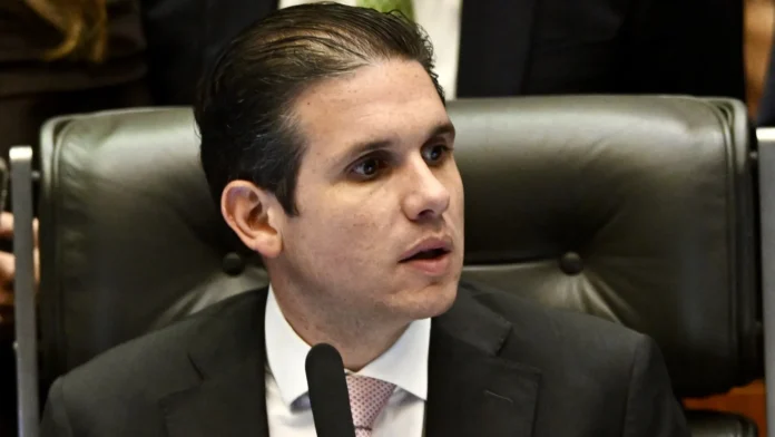 Hugo Motta reage à cobrança por mala de mão e promete barrar abuso