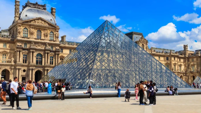 Presos por roubo do Louvre 'admitem parcialmente' envolvimento no crime
