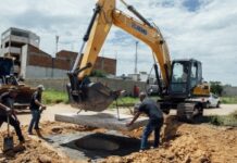 Secretaria de Obras substitui tampas de bueiros em localidades do município