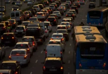 Paulistano enfrenta congestionamentos na saída para o feriado prolongado