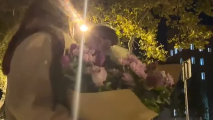 Messi aparece por acaso em vídeo romântico de casal em Barcelona; veja