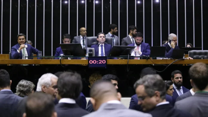 Câmara aprova texto-base de PL Antifacção em derrota para o governo Lula