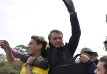 Uso de celular com Bolsonaro abre margem para Nikolas responder processo na Justiça