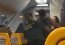 Lutadora de MMA agride agentes da polícial dentro de avião; assista
