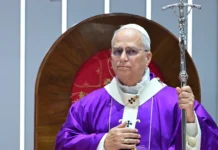 Papa rompe tradição e não reza na Mesquita Azul, em Istambul