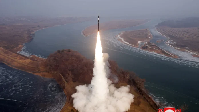 Kim Jong Un quer aumentar produção de mísseis em 2026