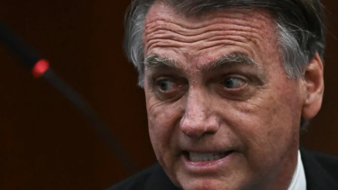 Bolsonaro passa por novo procedimento para tratar crise de soluços