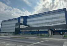 Carro perde controle e colide contra poste em Campos