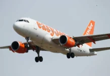 Família britânica acusada de embarcar com idosa morta em voo em Espanha