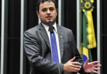Deputados fazem exame de corpo de delito após retirada à força de Glauber da Câmara