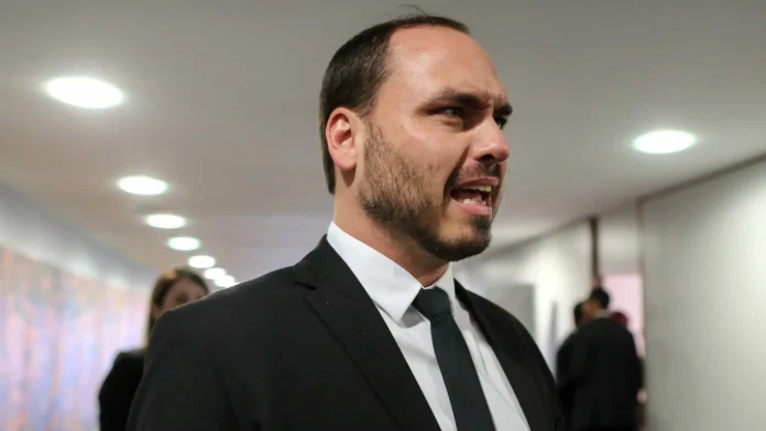 Insistência de Carlos Bolsonaro em SC é vista no centrão como brecha para recuo de Flávio