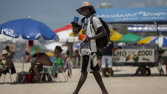 Rio inicia credenciamento de ambulantes para o carnaval de rua 2026