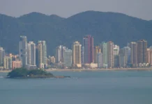 Chuvas alagam Balneário Camboriú; Defesa Civil de SC emite alerta