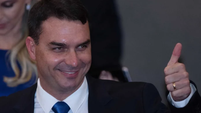 Flávio explica por que foi o escolhido de Bolsonaro no lugar de Michelle