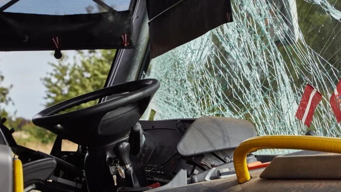 Ônibus tomba e deixa dois mortos e mais de 40 feridos no interior de SP