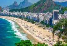 Ultraleve cai no mar na praia de Copacabana