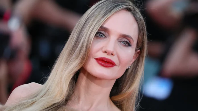 Angelina Jolie mostra cicatrizes de mastectomia para alertar mulheres sobre câncer de mama