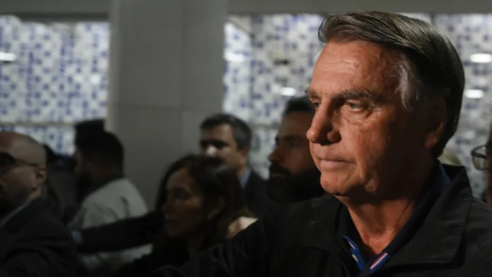 Bolsonaro passou bem por cirurgia, e novo procedimento contra soluços será avaliado, dizem médicos