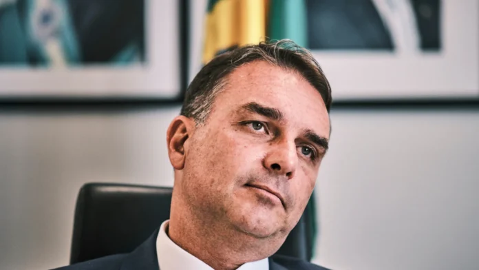 Flávio Bolsonaro diz que pesquisas mostram rápido crescimento e que candidatura é irreversível