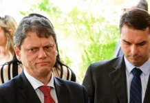 Flávio Bolsonaro diz agora que candidatura é irreversível e que sobrenome é vantagem sobre Tarcísio