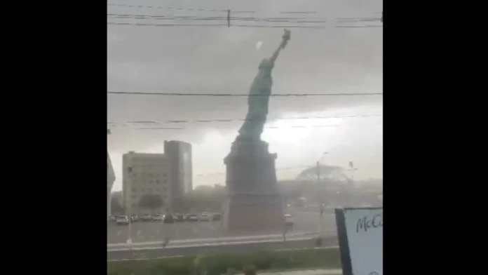 Tempestade derruba réplica da Estátua da Liberdade no RS; veja as imagens
