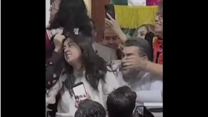 Briga entre deputados interrompe sessão no Congresso da Cidade do México