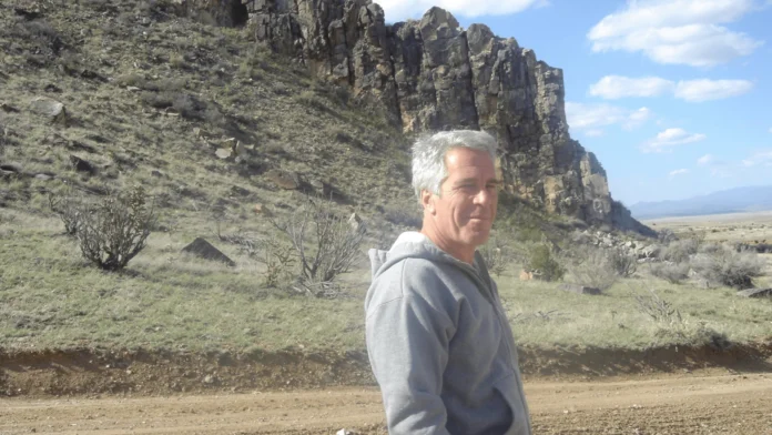 Arquivos divulgados mostram fotografias de Jeffrey Epstein com crianças