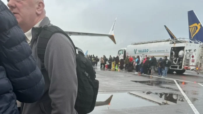 Avião bate em caminhão de combustível e é evacuado na Escócia