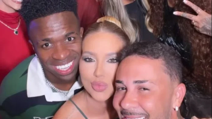 Virginia e Vini Jr. posam em evento de Natal