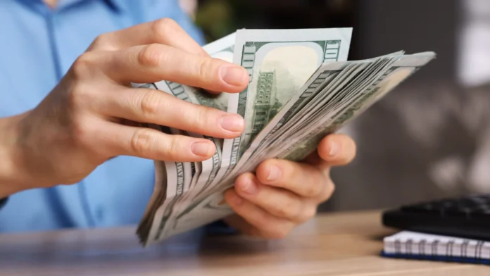 Empresário vende negócio e dá bônus de 1,5 bilhões aos funcionários