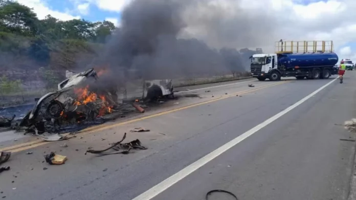 Onze pessoas morrem após batida entre dois carros no sul da Bahia