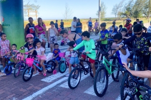 Passeio ciclístico reúne famílias e anima a orla de Santa Clara