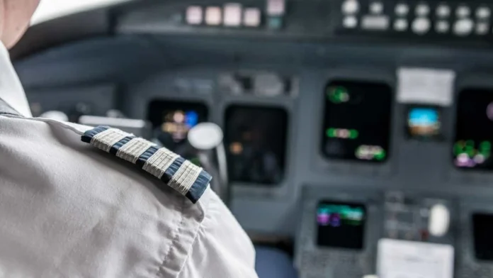 Ex-comissário finge ser piloto e faz centenas de voos grátis nos EUA