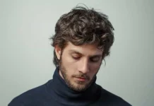 É difícil não ter algum nível de narcisismo hoje, diz Chay Suede, em sua primeira peça