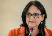 Damares declara apoio a Flávio e diz que ajudará a levar evangélicos para campanha