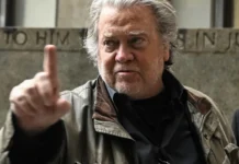 Tenho de manter essa coisa de Bolsonaro nos bastidores, disse Steve Bannon em mensagem no caso Epstein